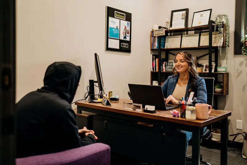 A one-on-one meeting in a clinician’s office at Reclaim Recovery